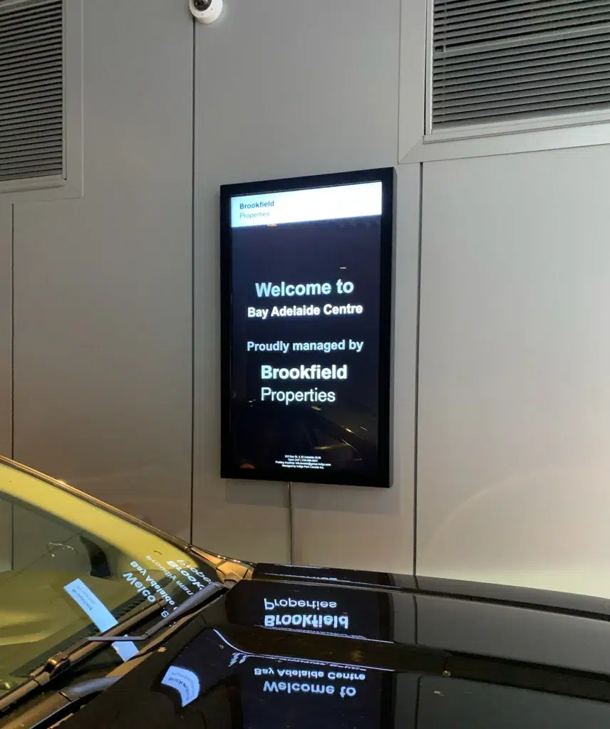 How to use digital signage : welcome message